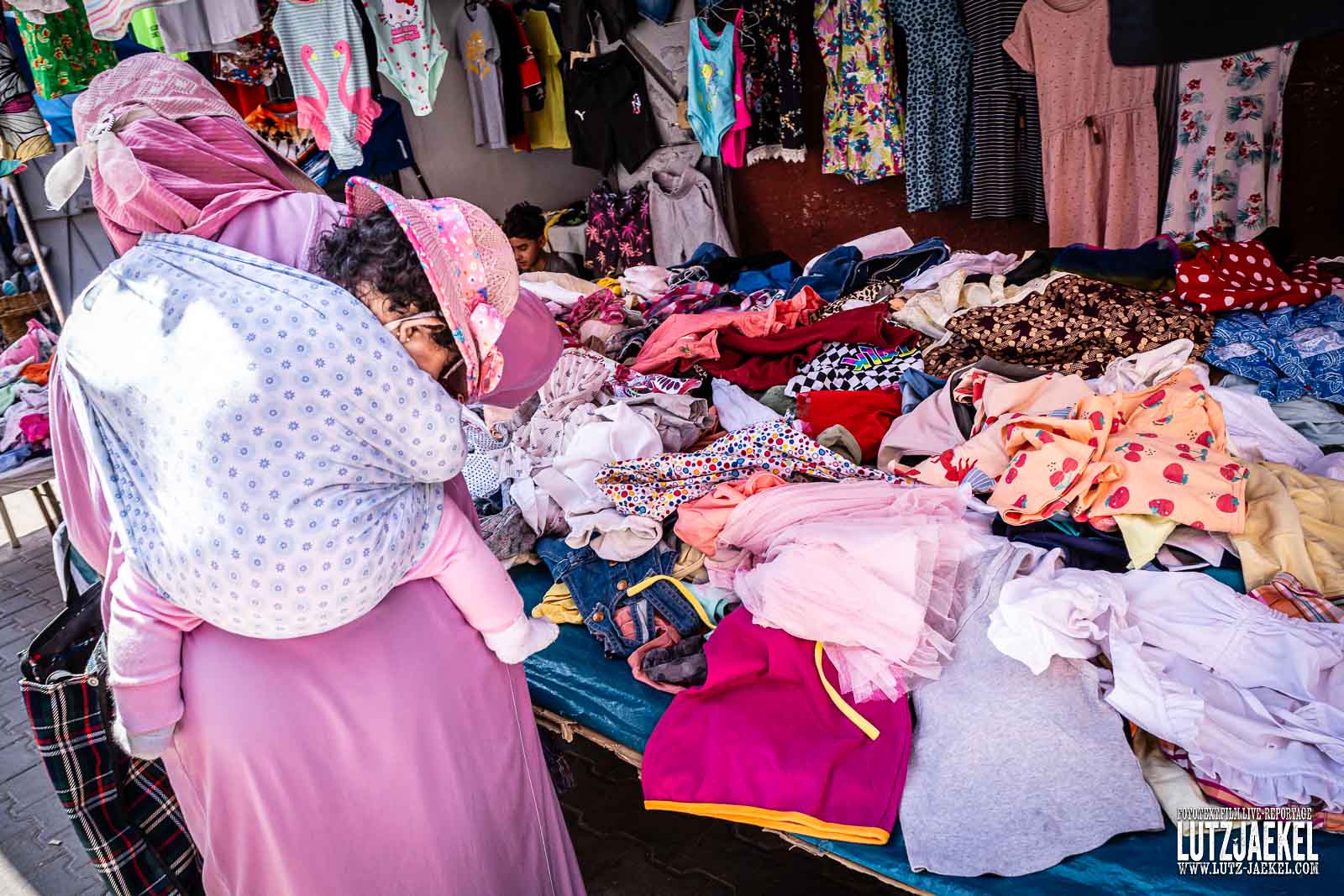 Street-Fotoreise Marrakesch: Mutter mit Kind auf einem Markt