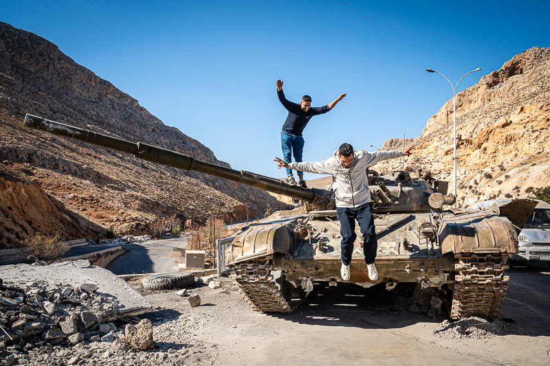 Street-Fotoreise Damaskus: Beirut - Damascus International Highway, hinter der syrischen Grenze. Ein zerschossener Panzer der geflohenen syrischen Streitkräfte an einem weiteren Checkpoint ist ein beliebtes Fotomotiv.
