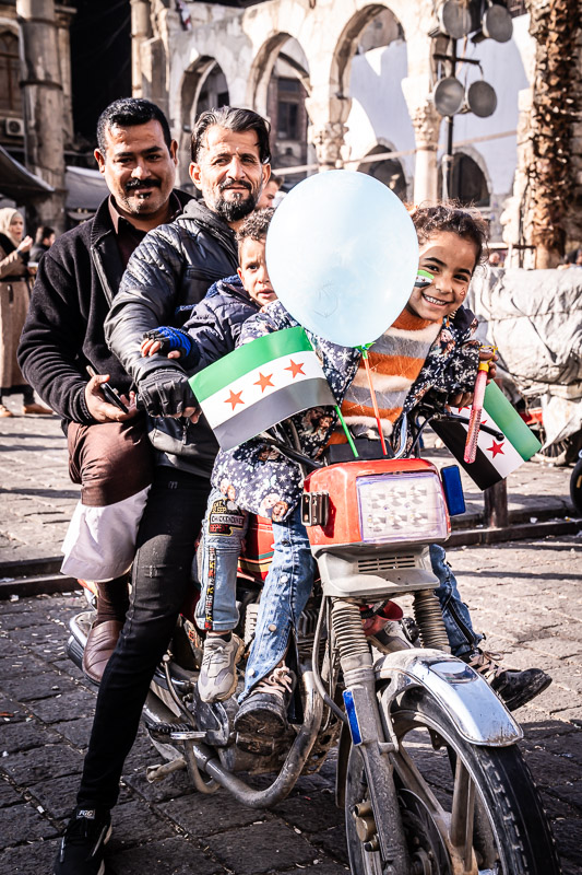 Street-Fotoreise Damaskus: Damaskus, an der Umayyadenmoschee. Platz für die ganze Familie auf dem Motorrad.