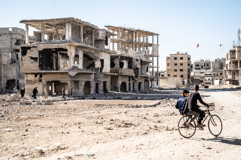 Street-Fotoreise Damaskus: üdlicher Stadtteil Tadamun (auch: Tadamon). Hier fand 2013 ein brutales Massaker an der Zivilbevölkerung statt. Viele Männer wurden willkürlich verhaftet und erschossen worden. Durch ein geleaktes Video 2020 wurden diese Verbrechen bekannt. Bewohner wussten davon, können noch heute die Stellen zeigen, wo die Massaker stattfanden. Große Teile des Stadtviertels wurden zerstört.