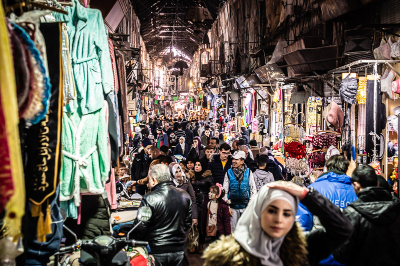 Street-Fotoreise Damaskus: Im Suq al-Hamidiyyeh, dem größten Suq der Altstadt. Das Foto entstand im Dezember 2024, nur wenige Tage nach dem Sturz des Regimes. So voll habe ich den Suq in all den Jahren noch nie gesehen. Die Händler sagten mir: "Die Menschen kehren wieder zurück. Sie haben keine Angst mehr."