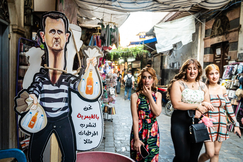 Street-Fotoreise Damaskus: Überall hängen in der Altstadt Karikaturen von Baschar al-Assad
